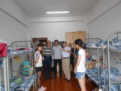 院领导们视察实习生宿舍，了解同学们的住宿及实习情况